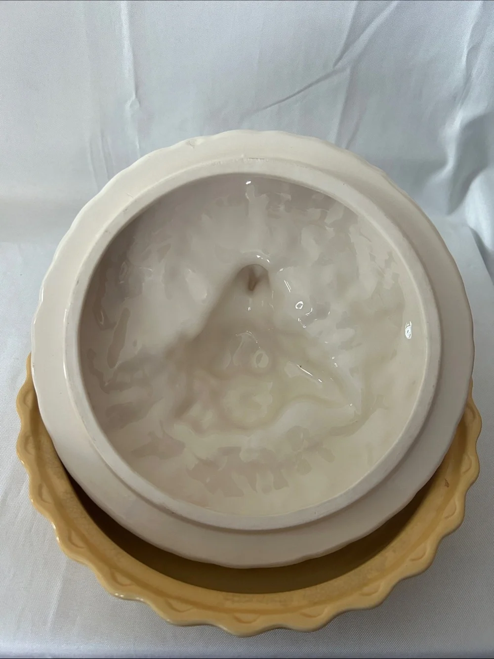 Cracker Barrel “Thanksgiving Tradition” Ceramic Covered Pie Plate Cornupia Fall
